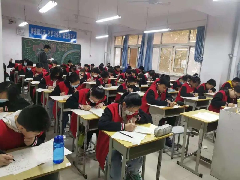严考纪、正考风：郑州优胜实验中学举行期中考试