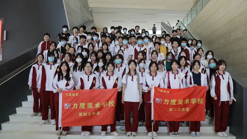 郑州优胜实验中学美术部组织学生到郑州美术馆参观第五届全国中国画展