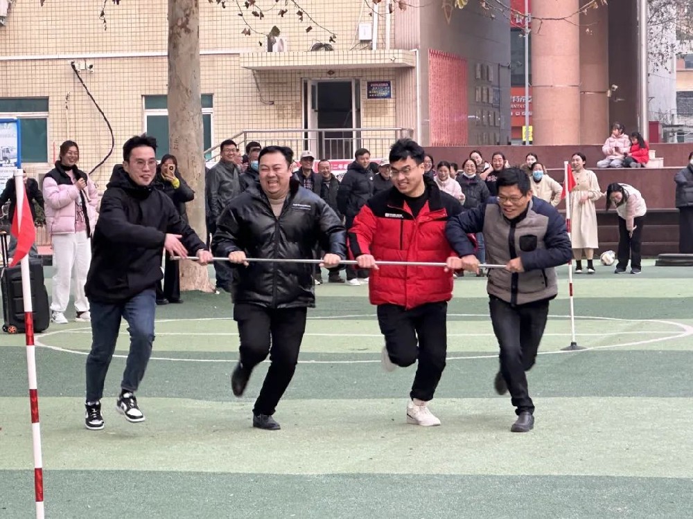 庆元旦 迎新年：郑州优胜实验中学举行教职工趣味运动会