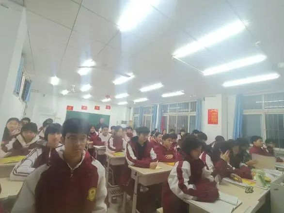 溯旧时荣光 赴明日辉煌：郑州优胜实验中学高一年级举办学生会工作汇报大会